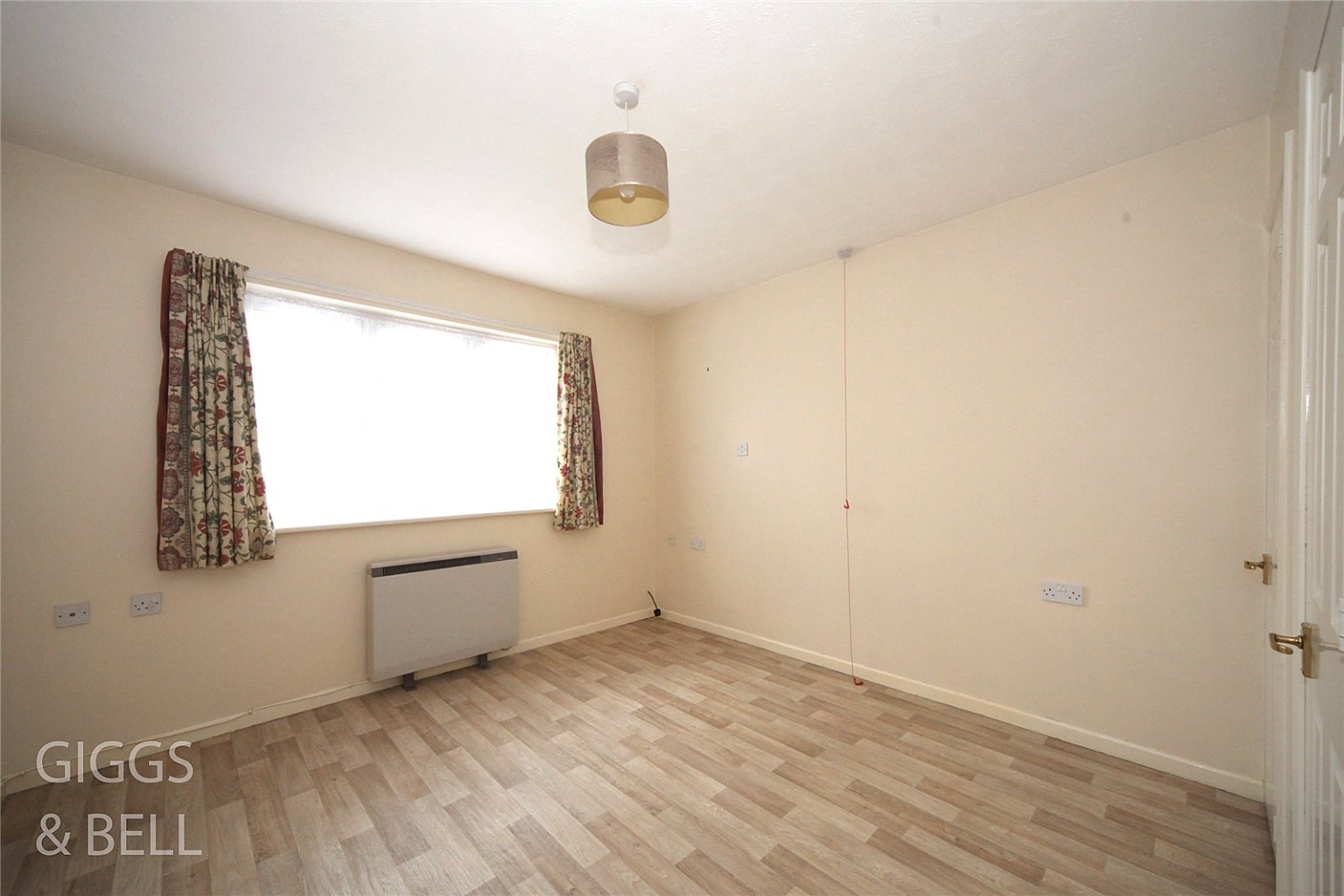 2 bed semi-detached bungalow for sale in Edgcott Close, Luton 9
