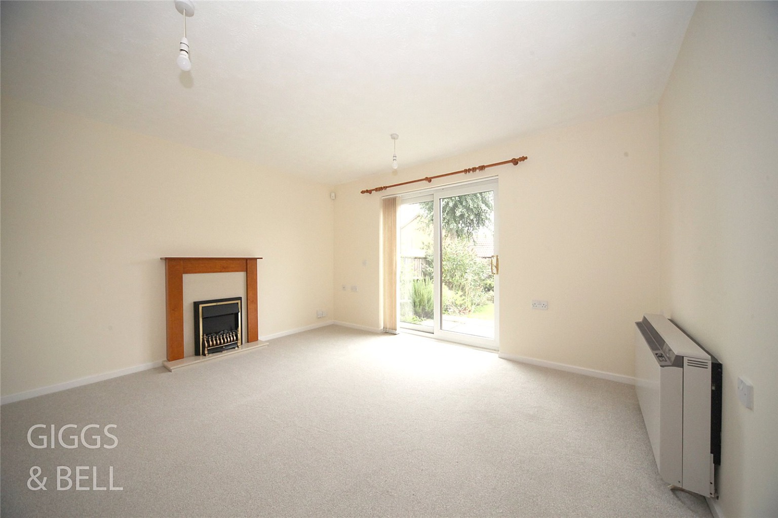 2 bed semi-detached bungalow for sale in Edgcott Close, Luton 1