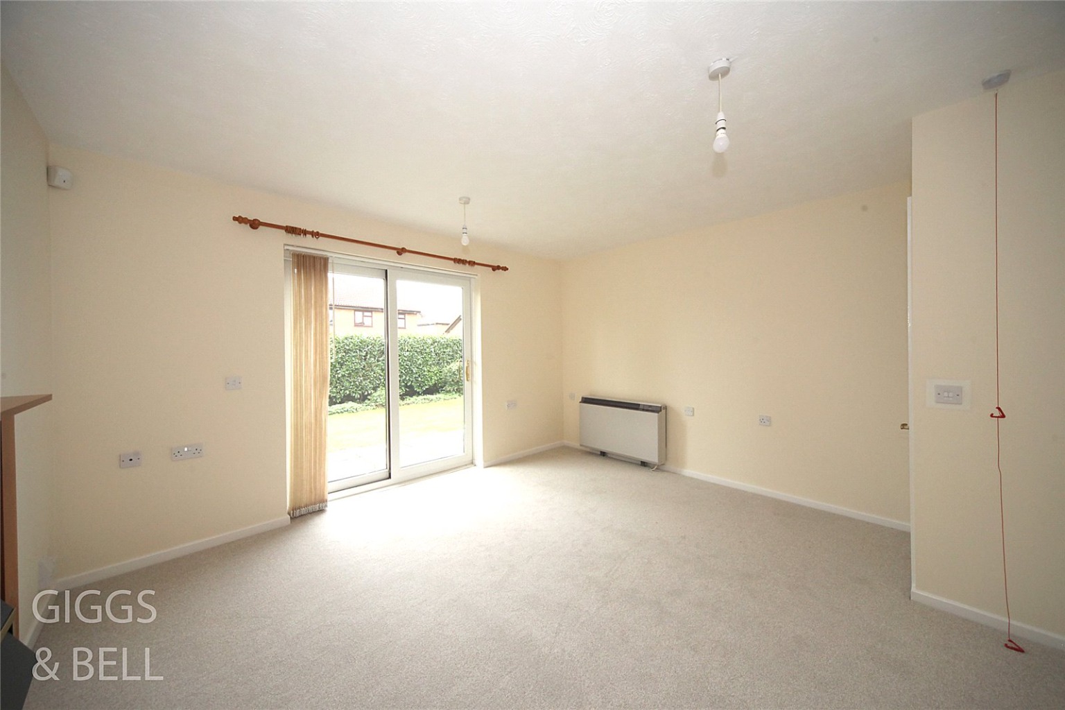 2 bed semi-detached bungalow for sale in Edgcott Close, Luton 3