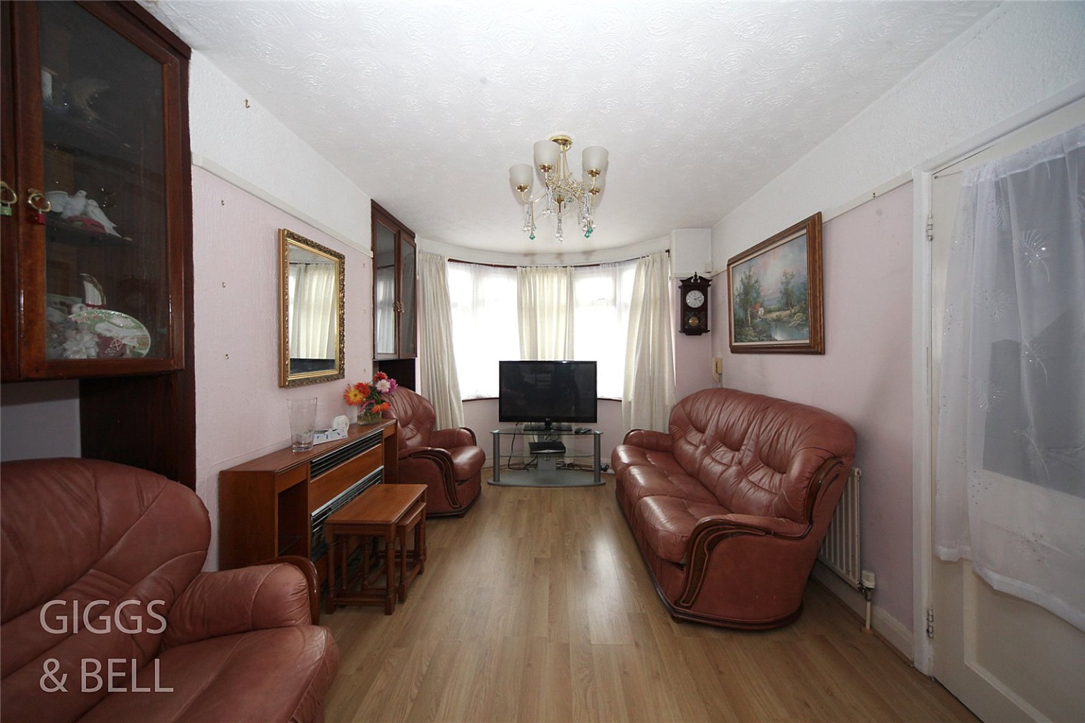 4 bed terraced house for sale in Chester Avenue, Luton 1