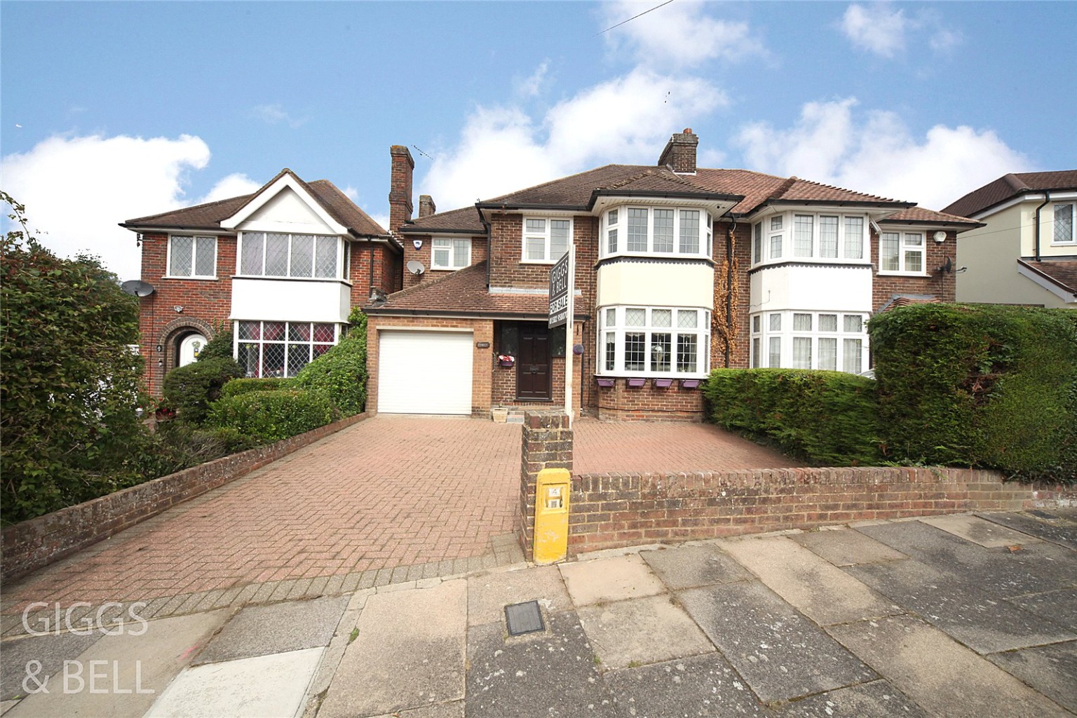 4 bed semi-detached house for sale in Knoll Rise, Luton, LU2 