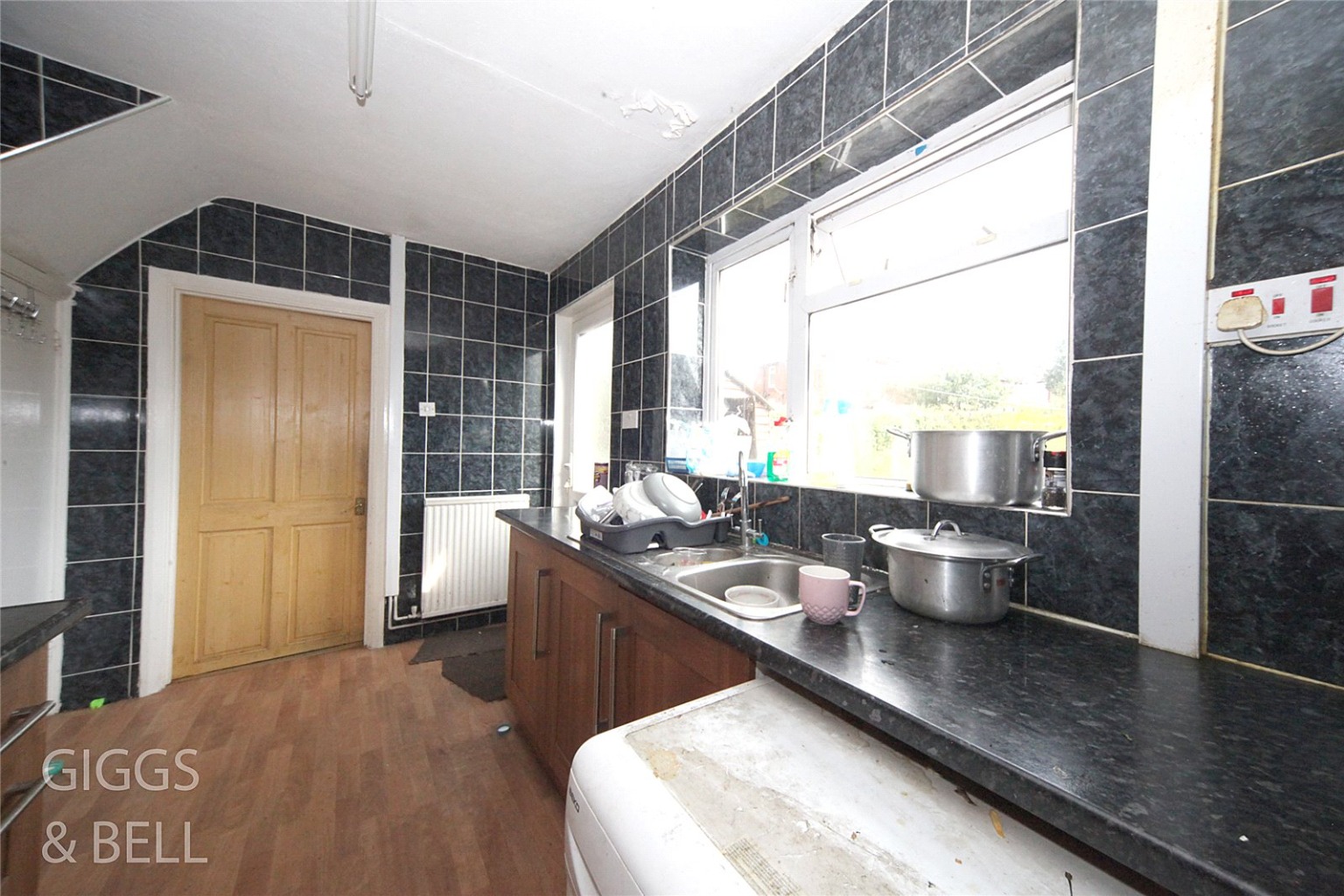 3 bed terraced house for sale in Denbigh Road, Luton 5