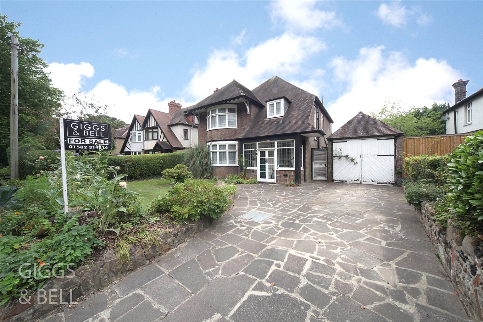 5 bed detached house for sale in New Bedford Road, Luton  - Property Image 1