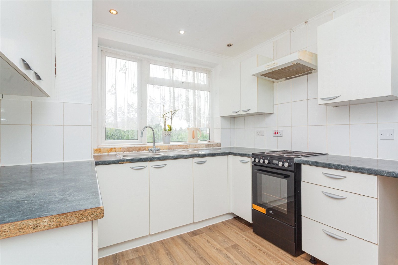 3 bed end of terrace house for sale in Crawley Green Road, Luton 5