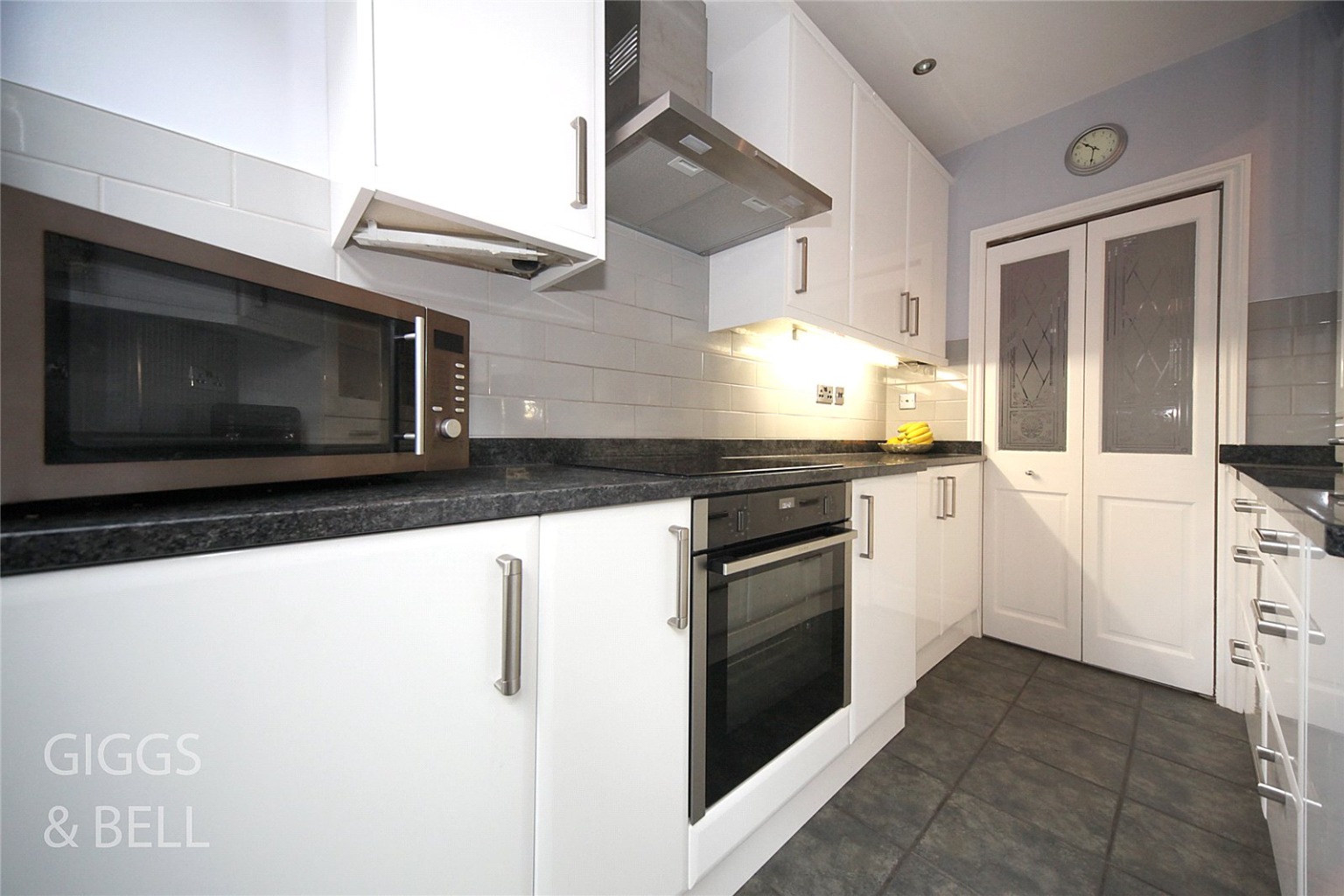 3 bed detached house for sale in Wardown Crescent, Luton  - Property Image 9