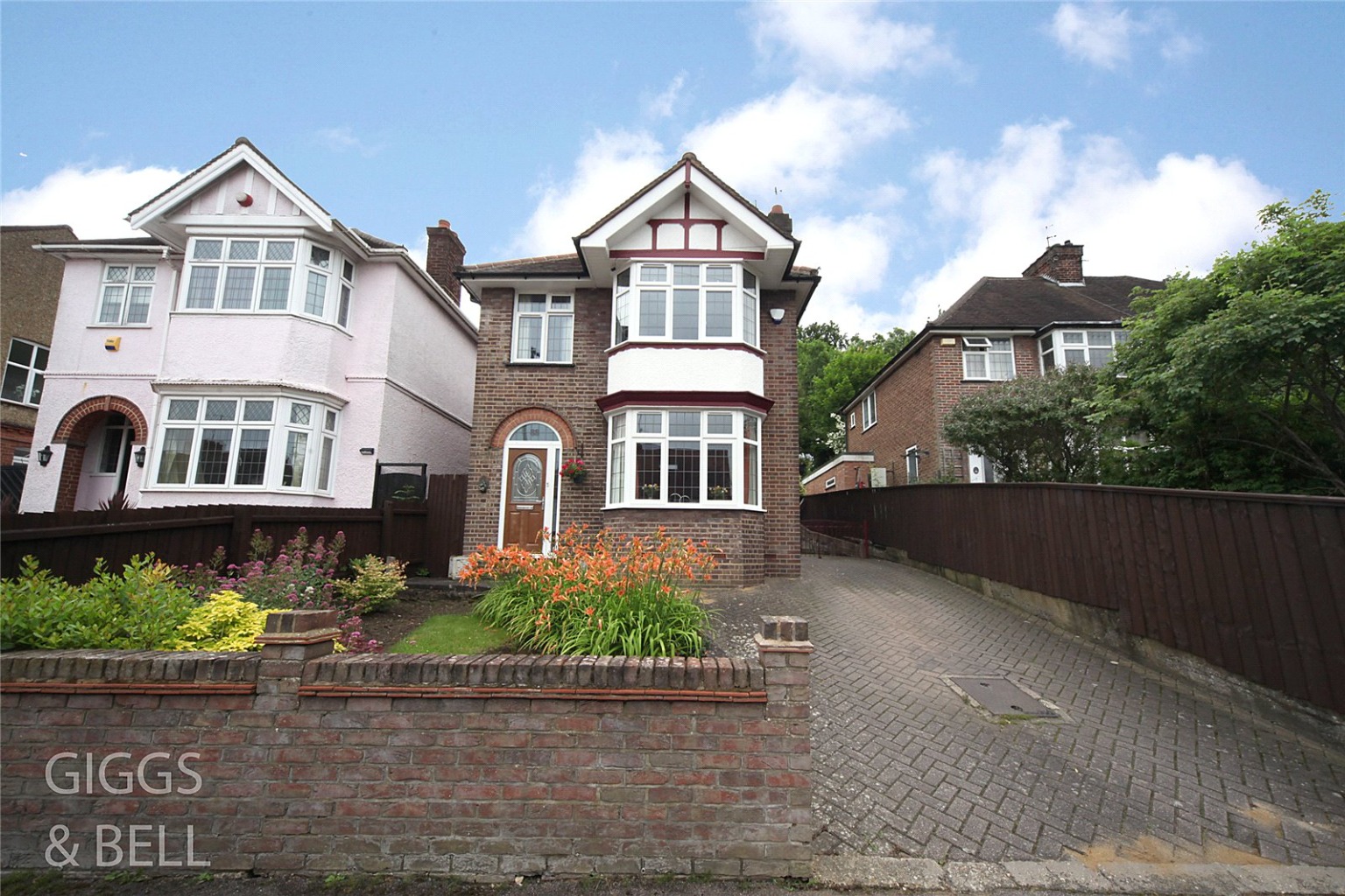 3 bed detached house for sale in Wardown Crescent, Luton - Property Image 1