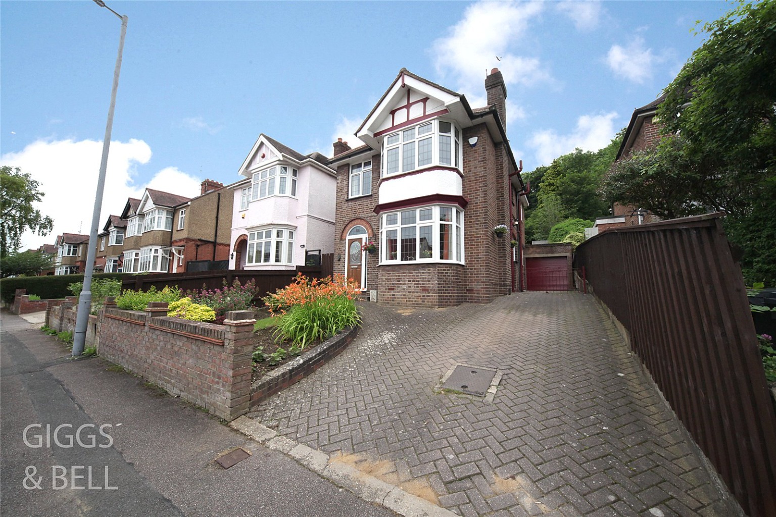 3 bed detached house for sale in Wardown Crescent, Luton  - Property Image 2
