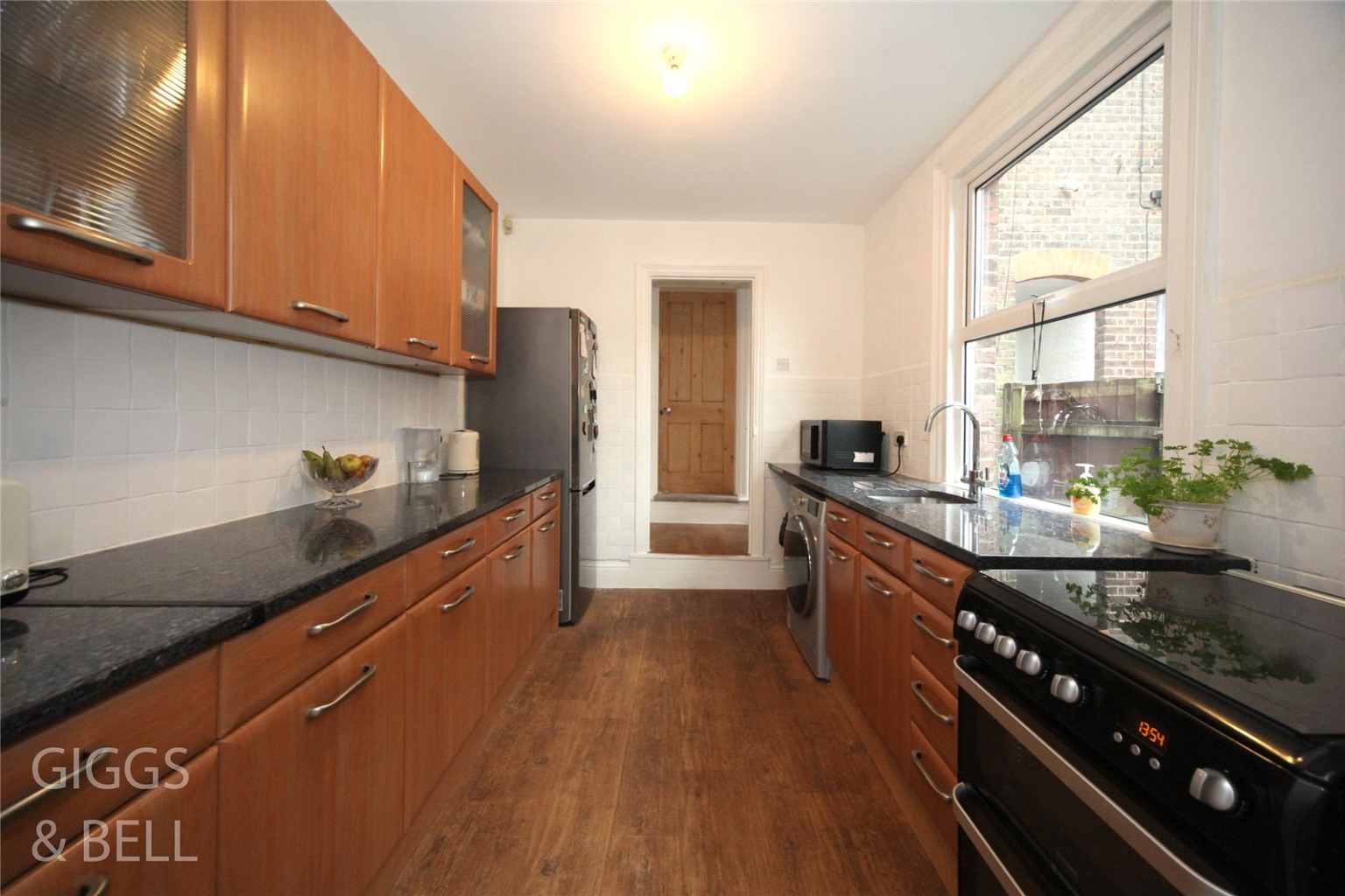 3 bed terraced house for sale in High Town Road, Luton 4