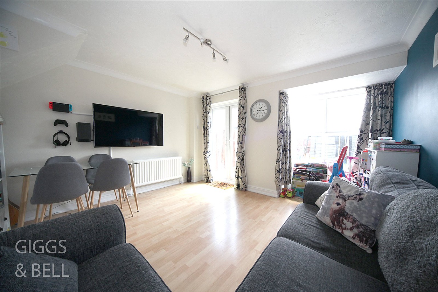 2 bed terraced house for sale in Edkins Close, Luton 3