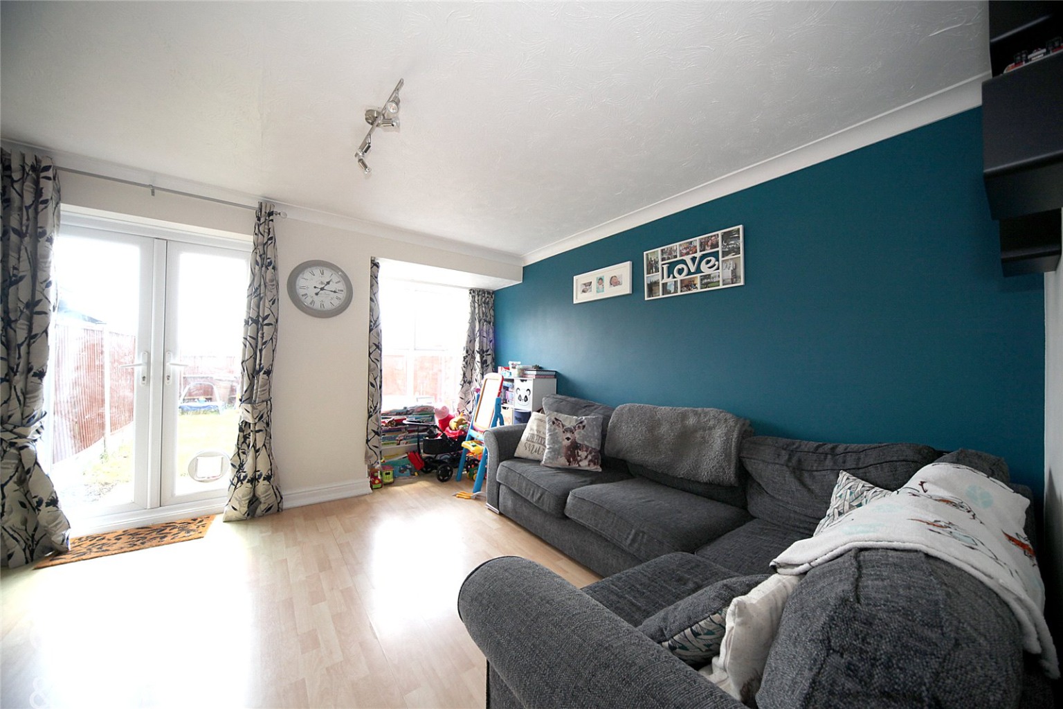 2 bed terraced house for sale in Edkins Close, Luton 2