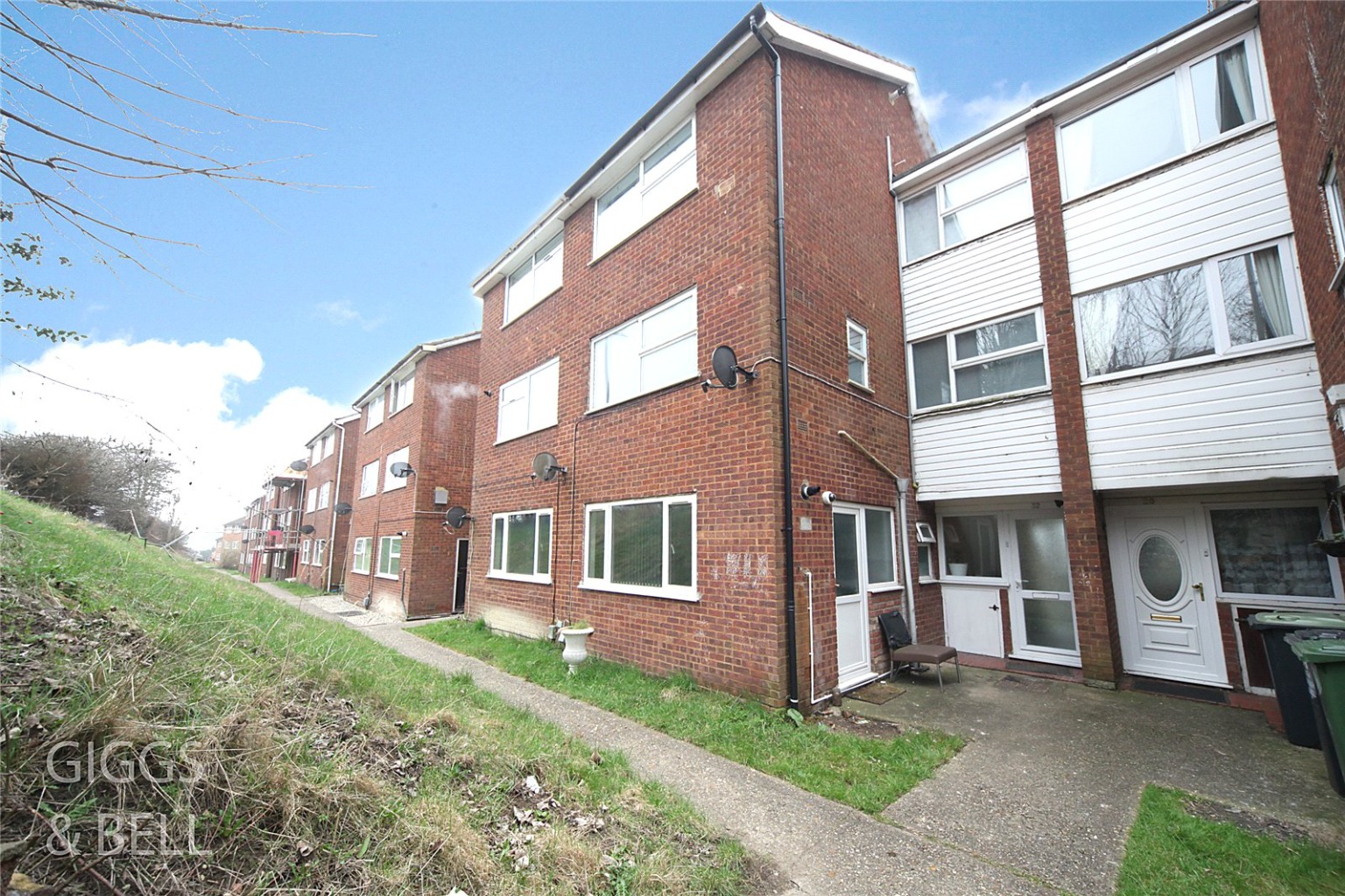 2 bed flat for sale in Brendon Avenue, Luton  - Property Image 1