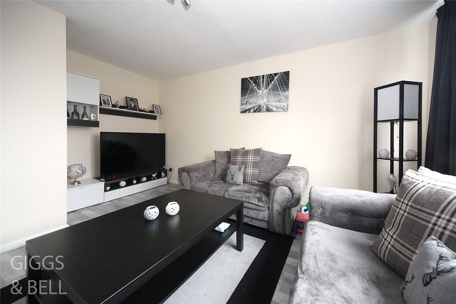 2 bed flat for sale in Brendon Avenue, Luton 2