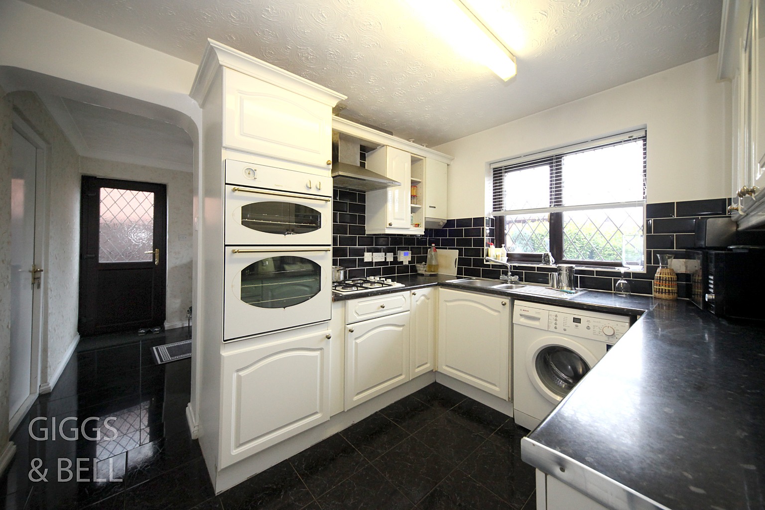 4 bed semi-detached house for sale in Launton Close, Luton  - Property Image 7