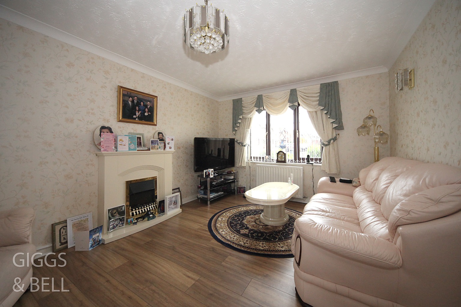 4 bed semi-detached house for sale in Launton Close, Luton  - Property Image 3