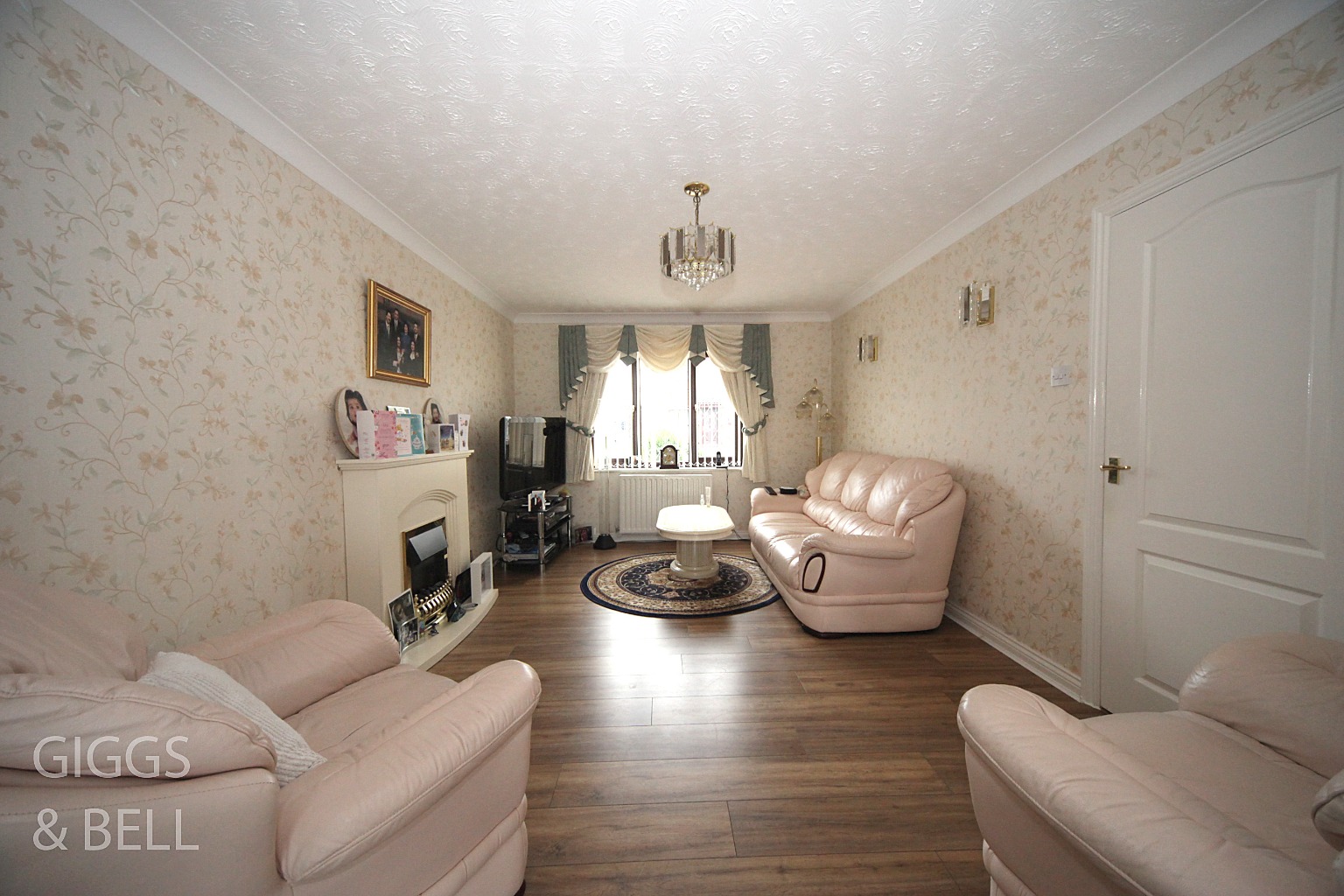 4 bed semi-detached house for sale in Launton Close, Luton  - Property Image 4