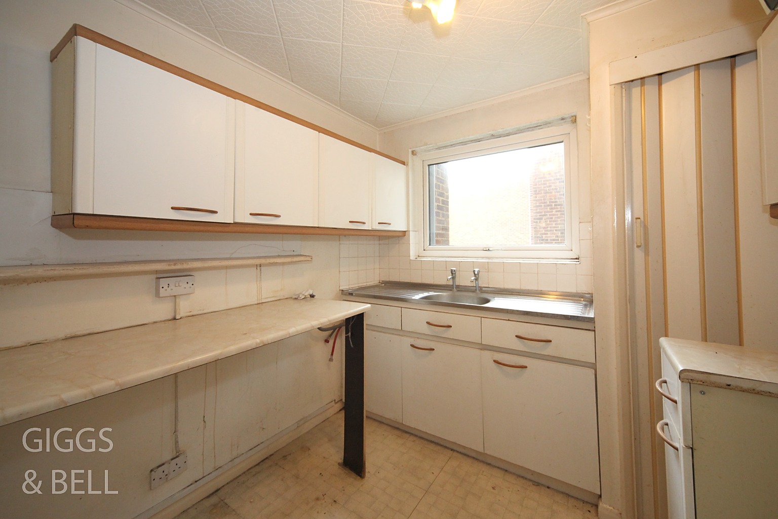 2 bed flat for sale in New Bedford Road, Luton 4