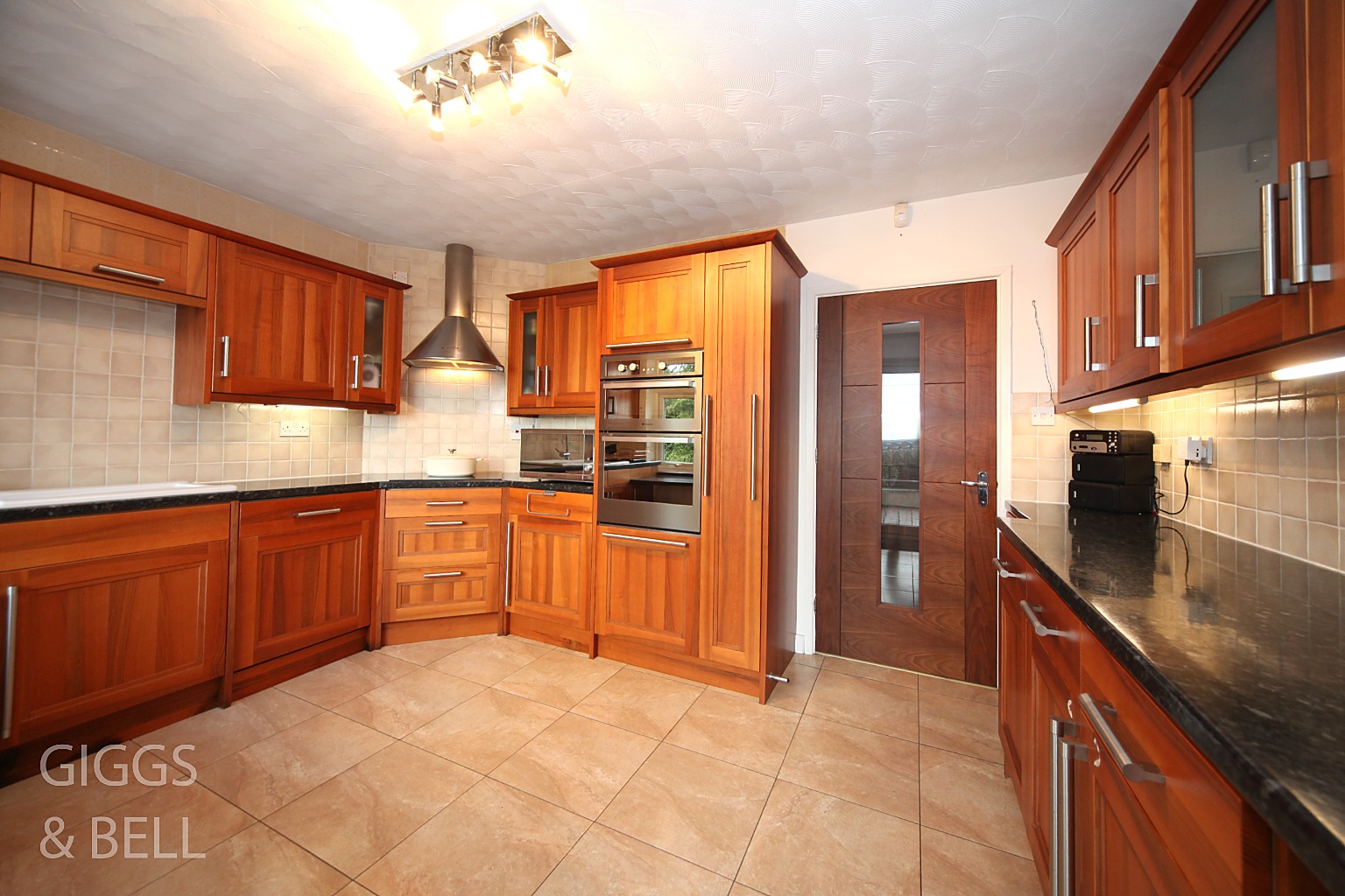 3 bed detached house for sale in Wendover Way, Luton 7