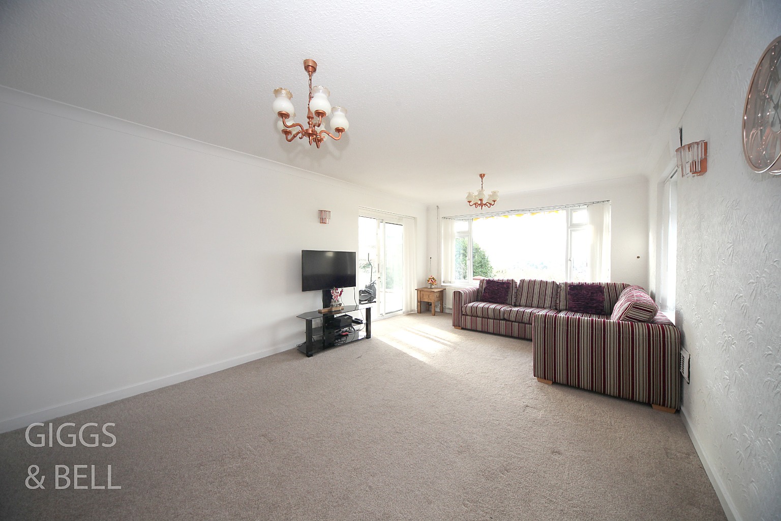 3 bed bungalow for sale in Wendover Way, Luton 5