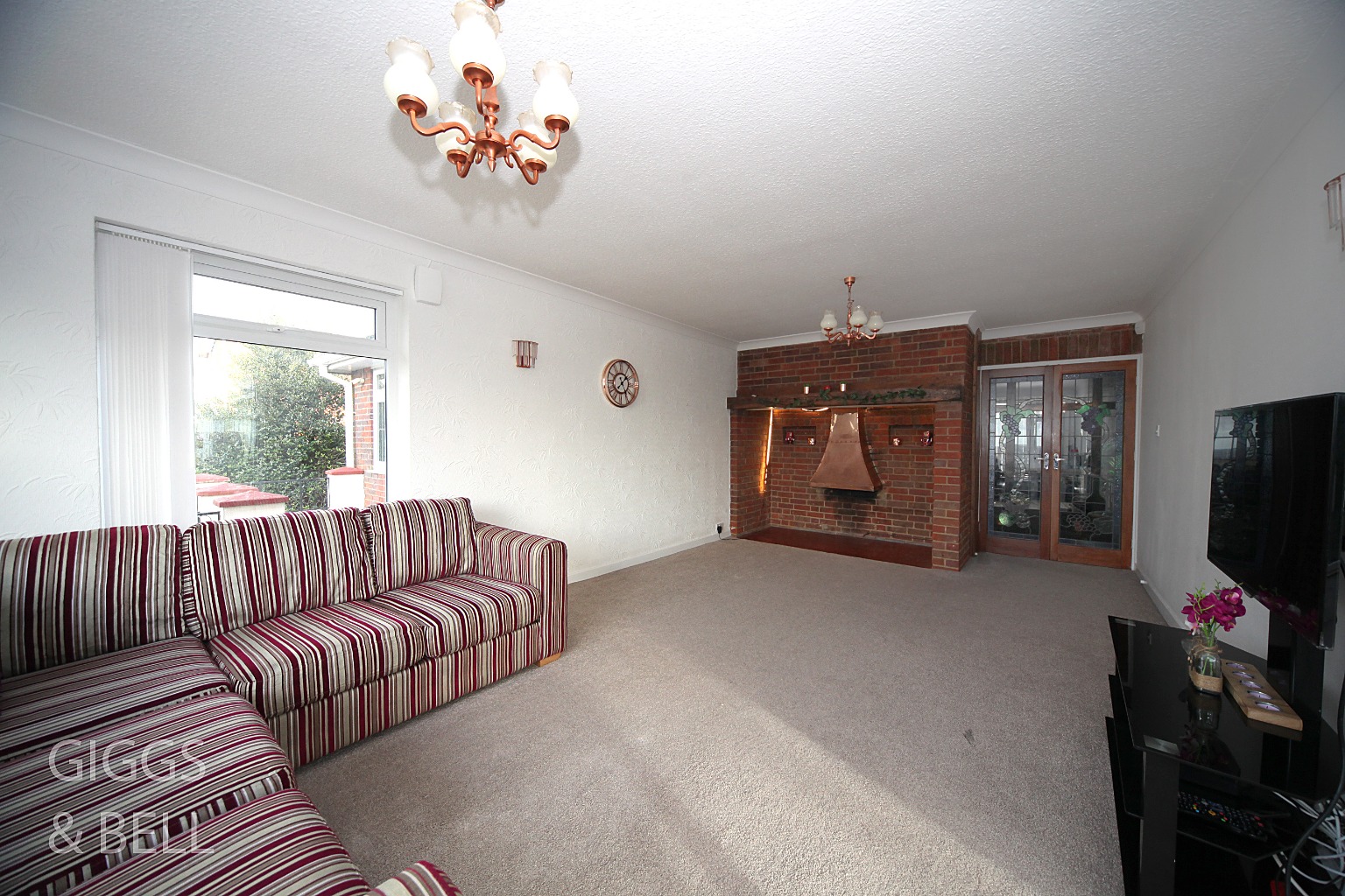 3 bed bungalow for sale in Wendover Way, Luton 4