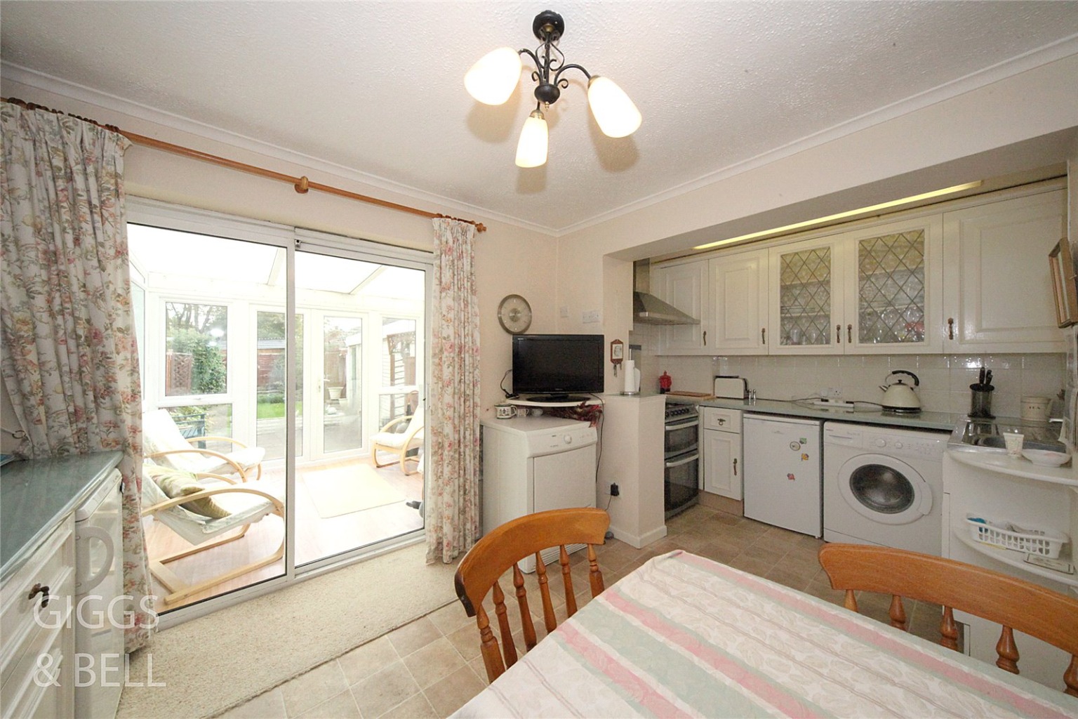 3 bed semi-detached house for sale in Chesford Road, Luton  - Property Image 6