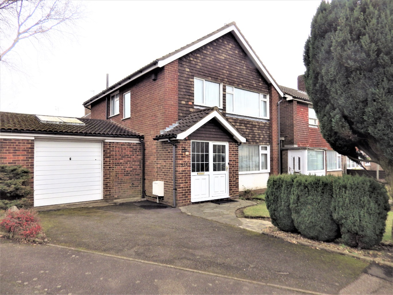 4 bed detached house for sale in Birchen Grove, Luton, LU2 