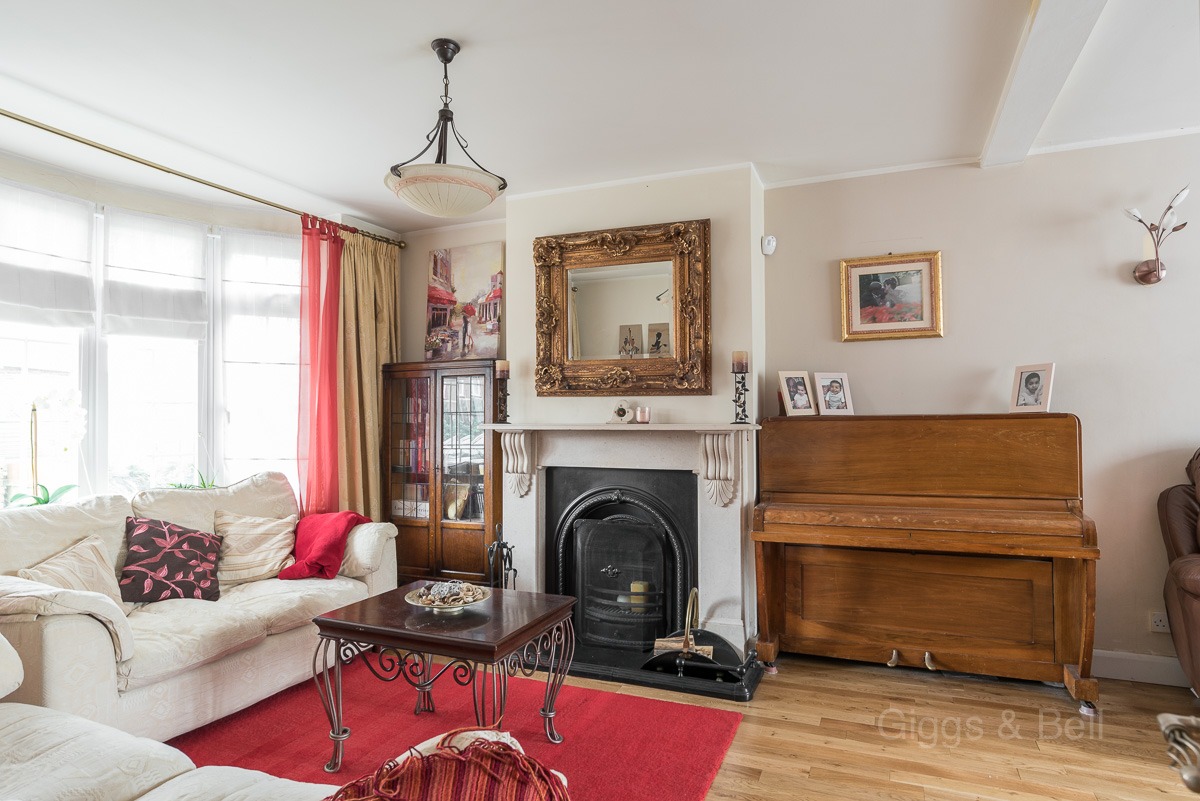 4 bed semi-detached house for sale in Compton Avenue, Luton  - Property Image 4