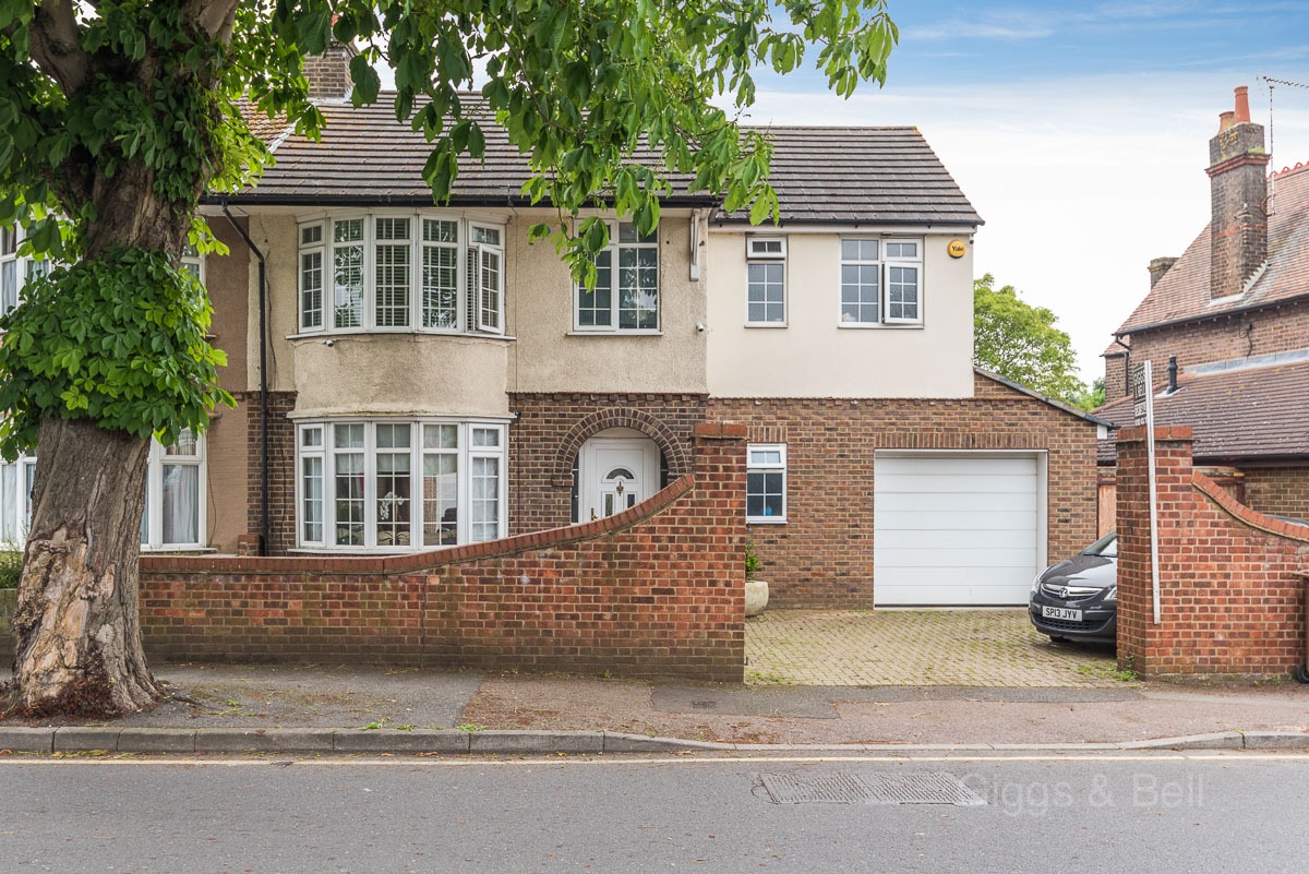 This outstanding semi-detached family home has many fine features as well as being located on a beautiful tree lined avenue only 0.2 mile walk from Leagrave Train Station and a short drive to Junction 11 of the motorway therefore being ideally suited to the commuter...