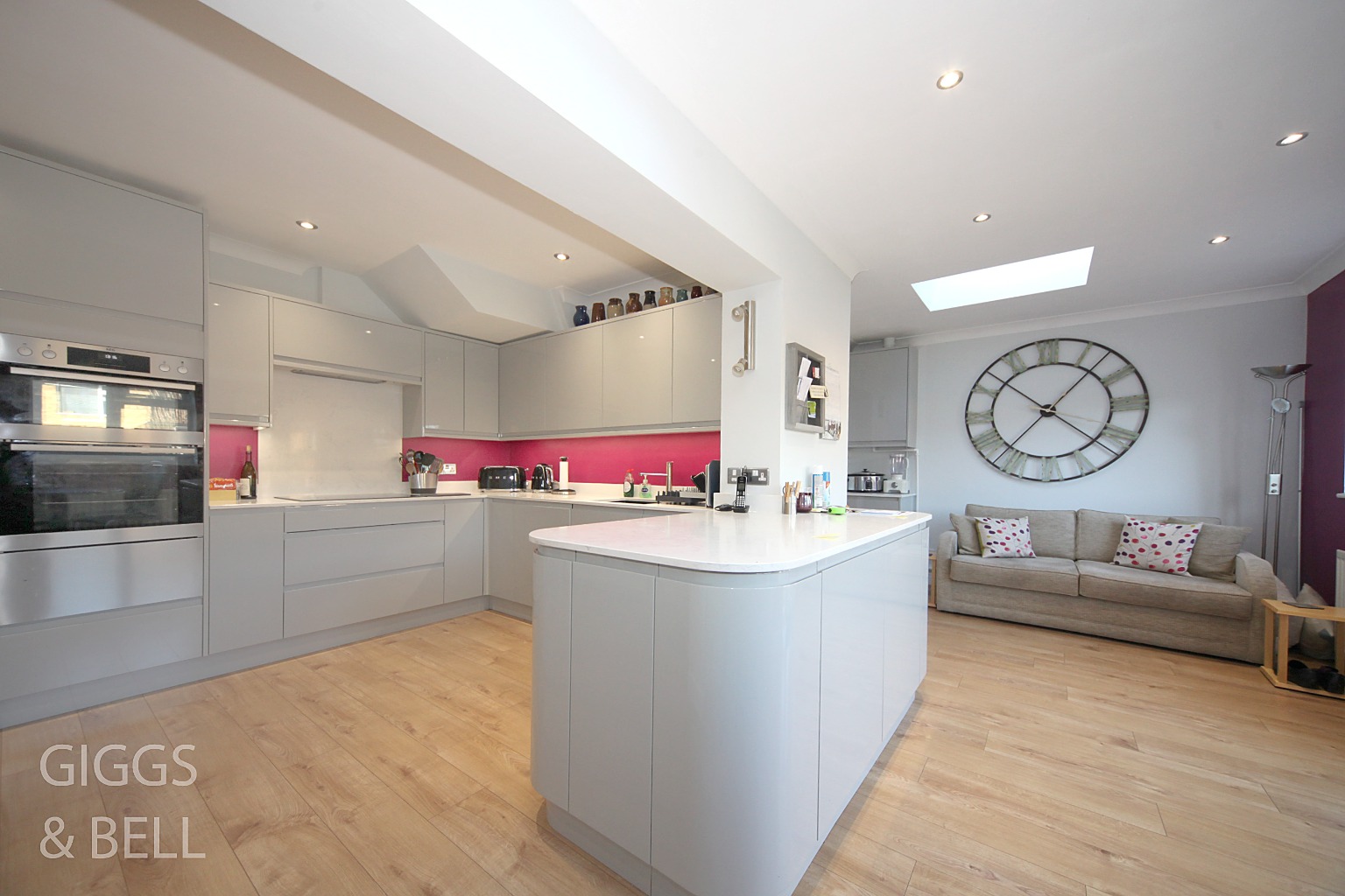 4 bed detached house for sale in Felstead Way, Luton  - Property Image 10
