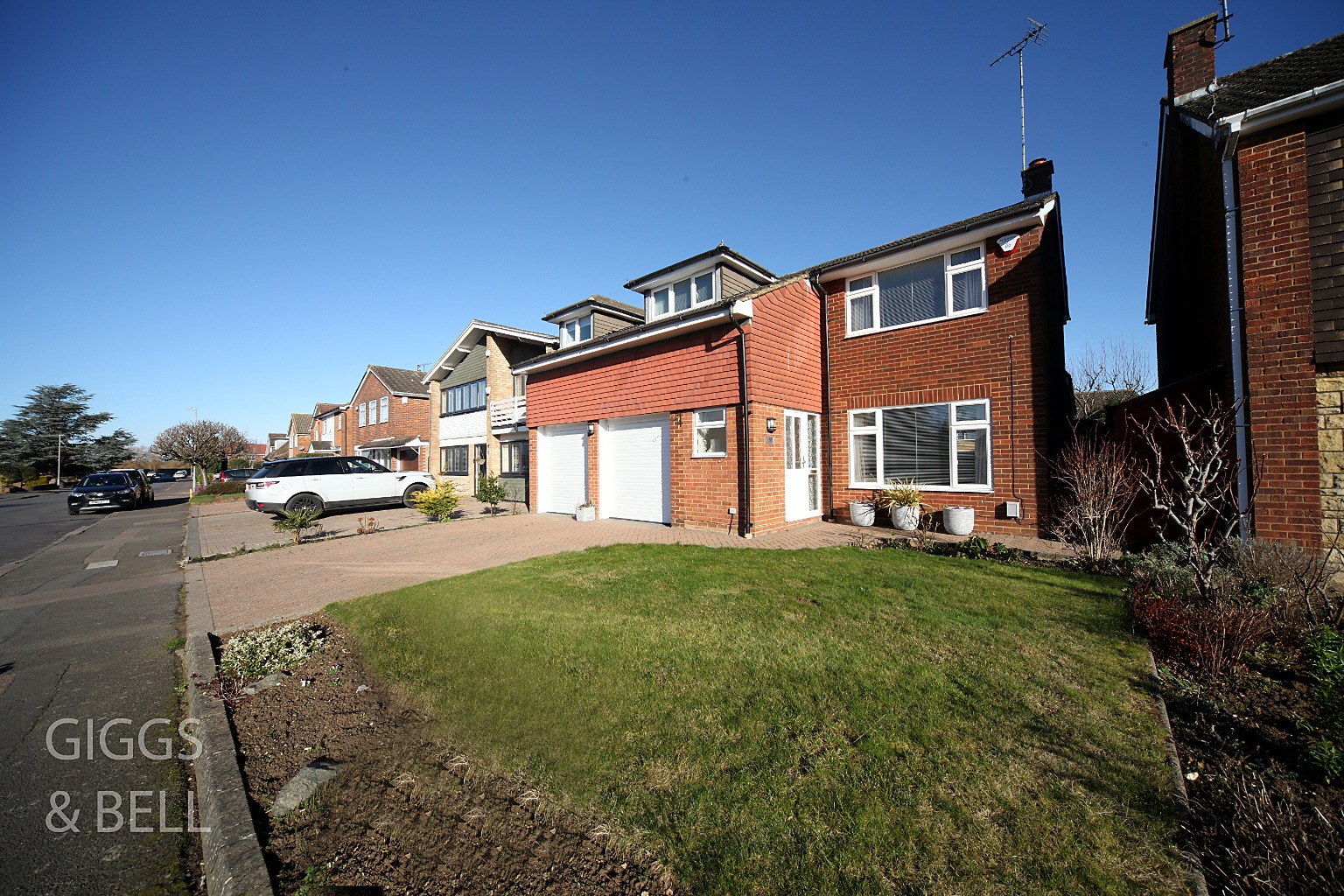 4 bed detached house for sale in Felstead Way, Luton  - Property Image 2