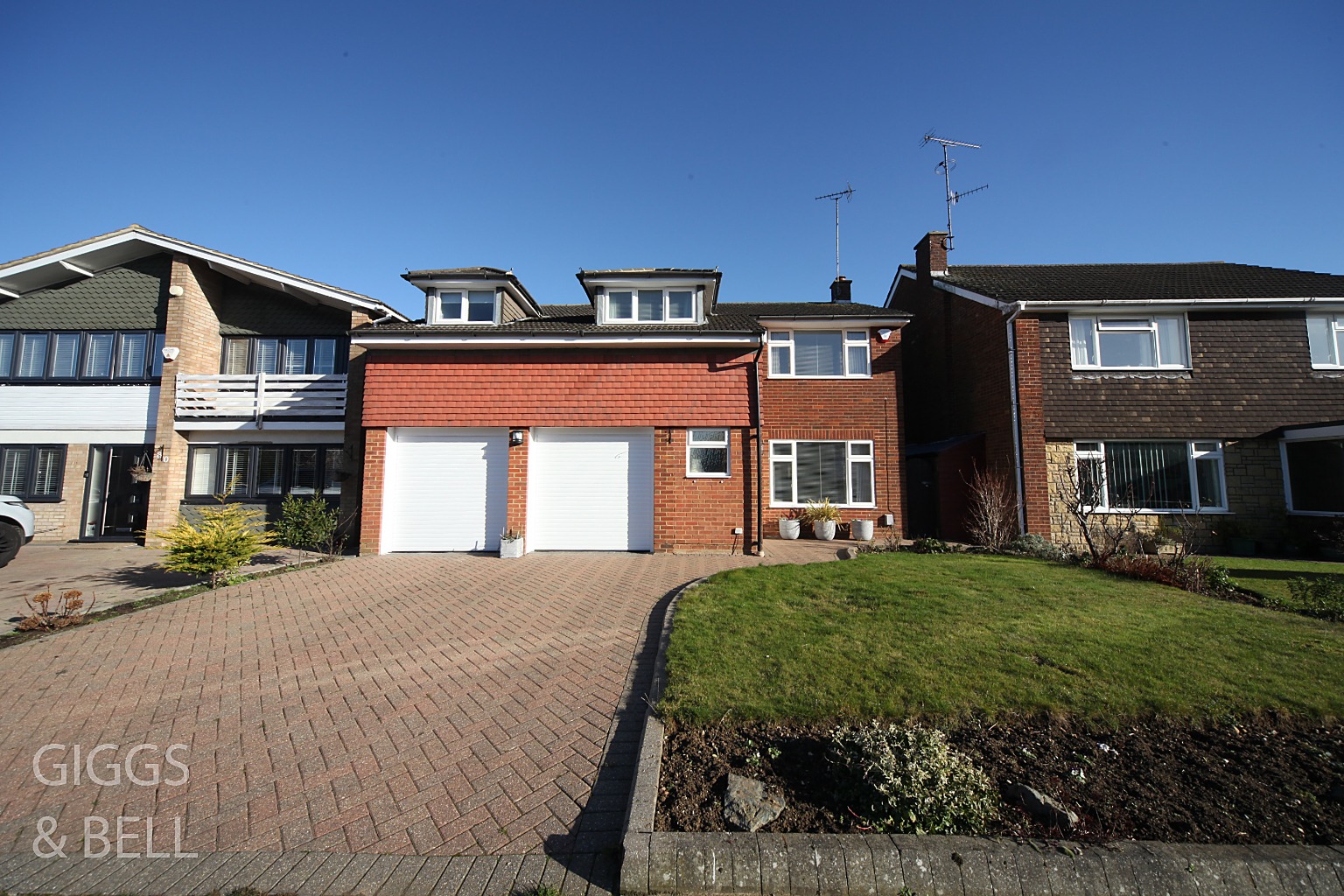 4 bed detached house for sale in Felstead Way, Luton  - Property Image 1