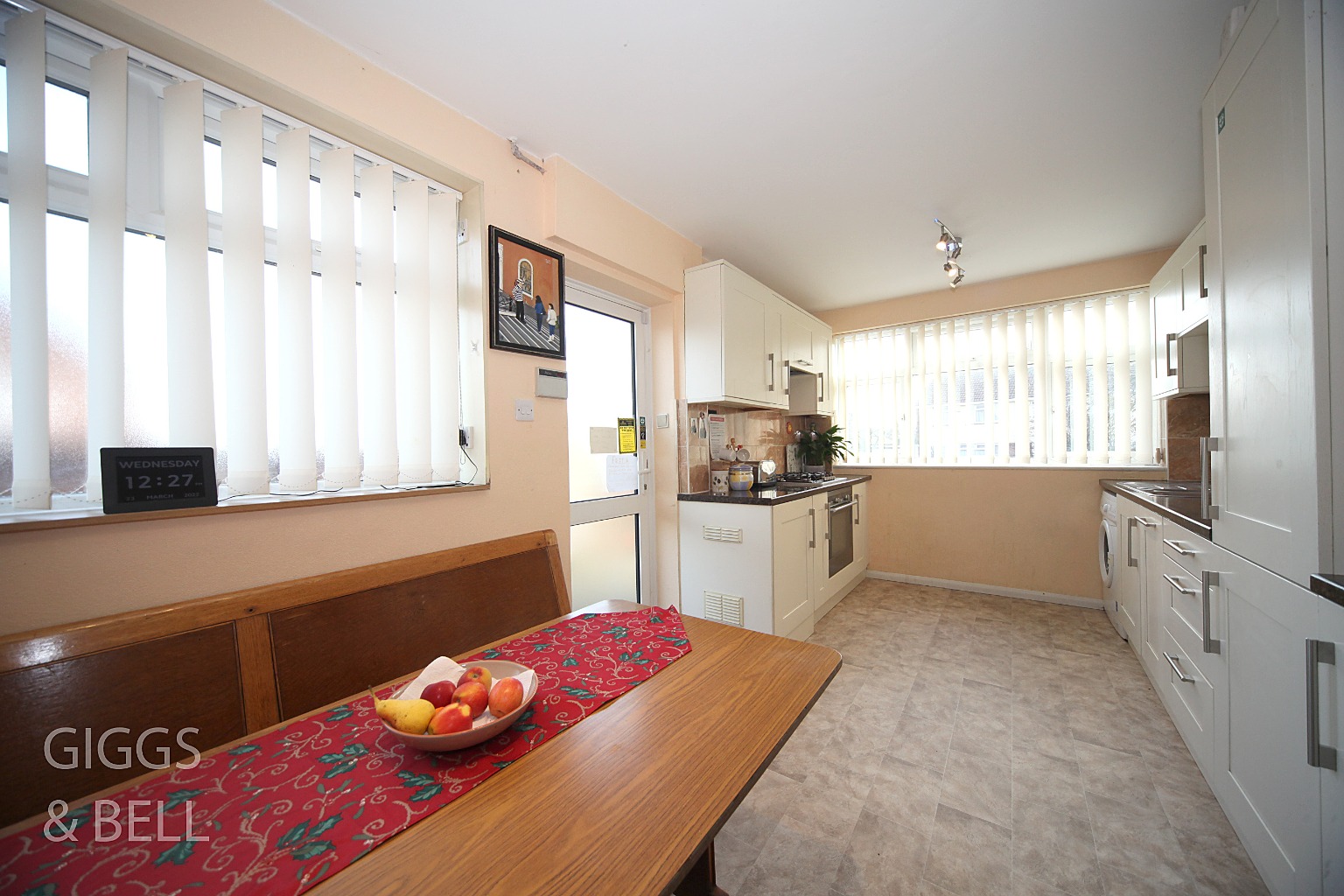 3 bed semi-detached house for sale in Stoneygate Road, Luton  - Property Image 9