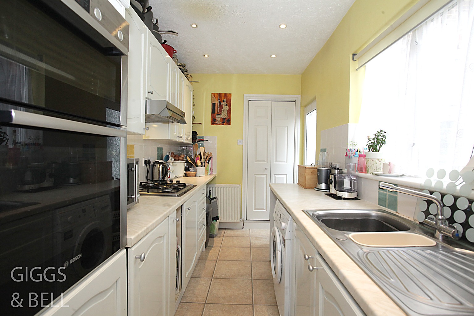4 bed terraced house for sale in Russell Rise, Luton 5