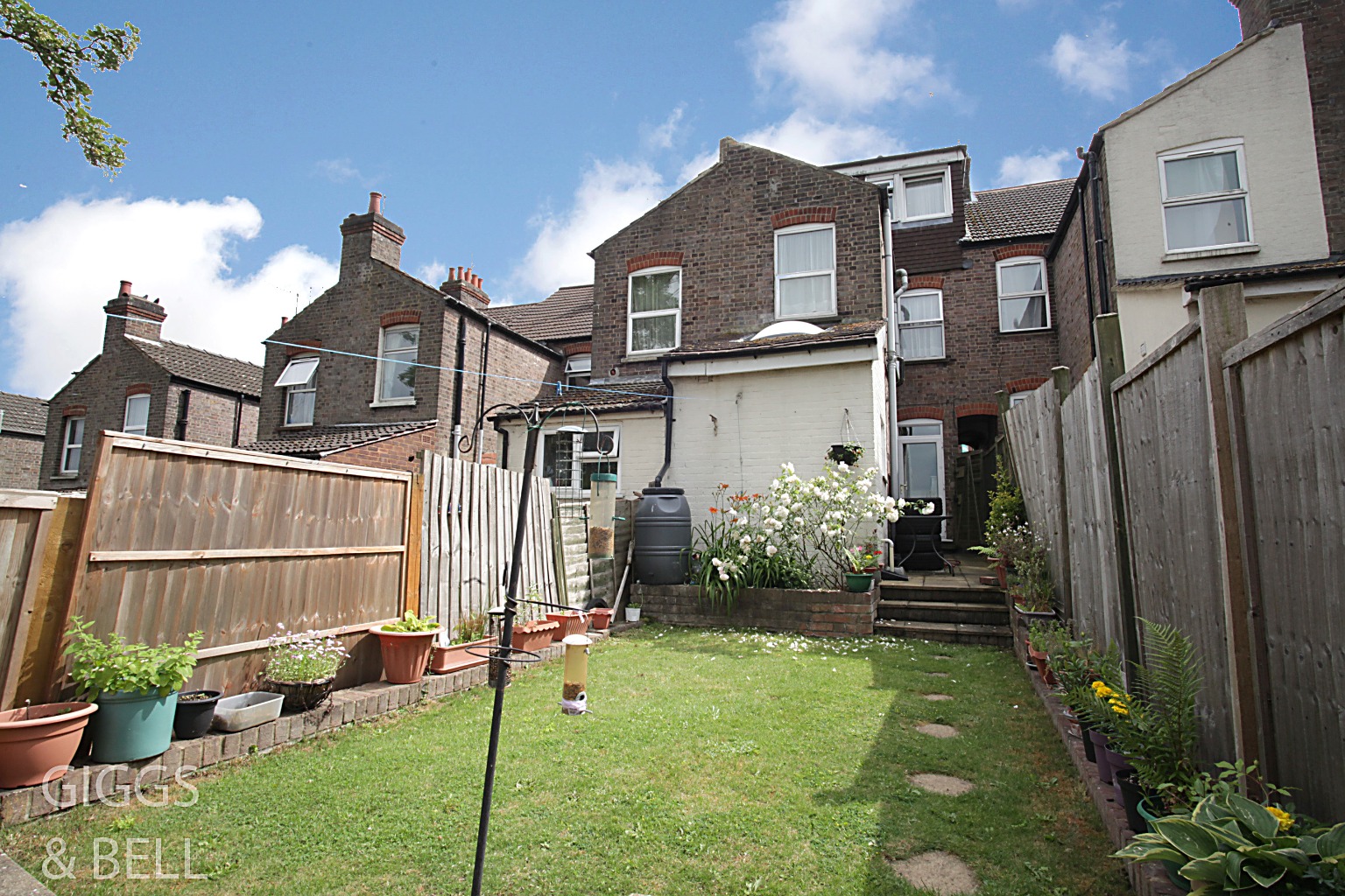 4 bed terraced house for sale in Russell Rise, Luton 18