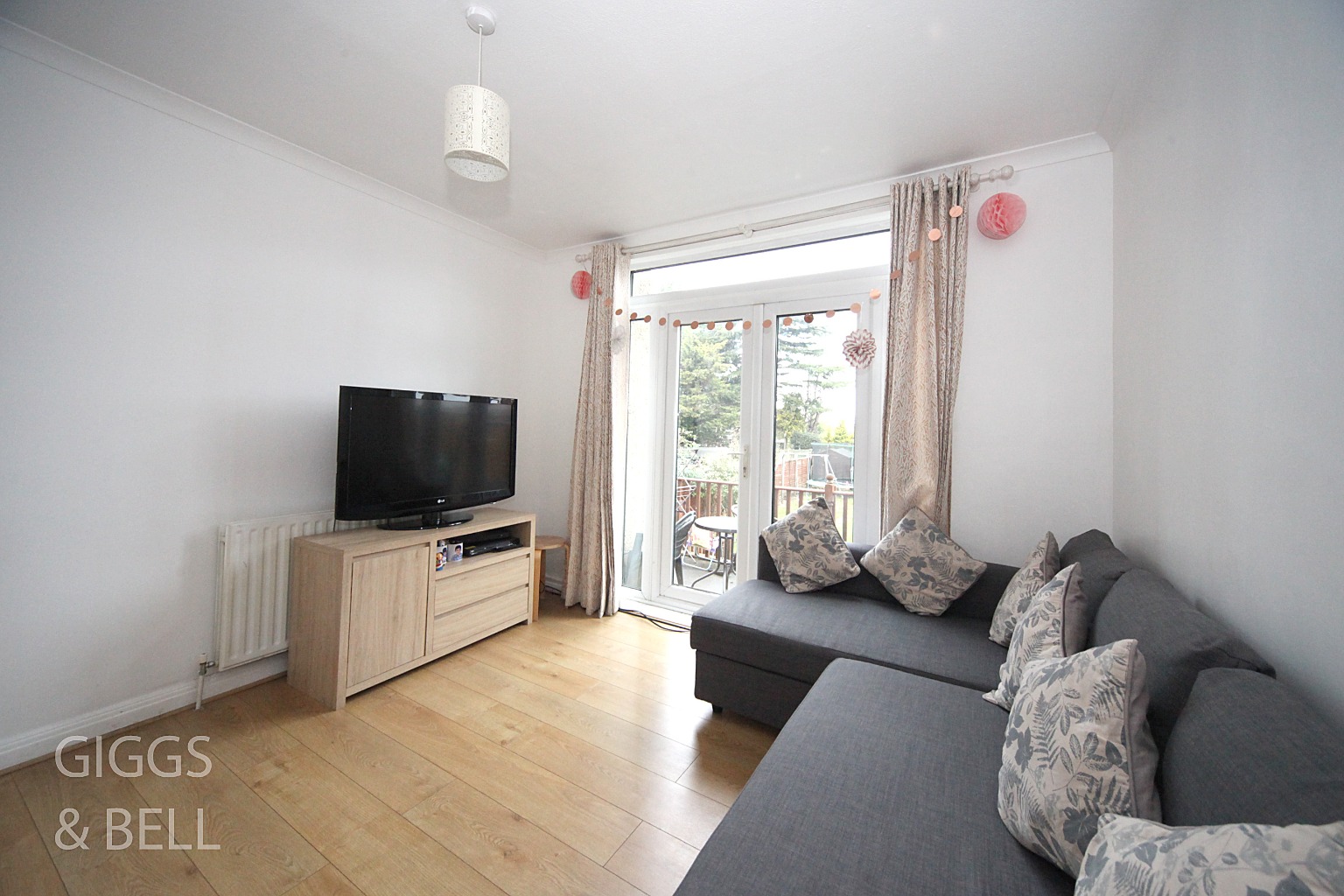 3 bed semi-detached house for sale in Felstead Close, Luton  - Property Image 6