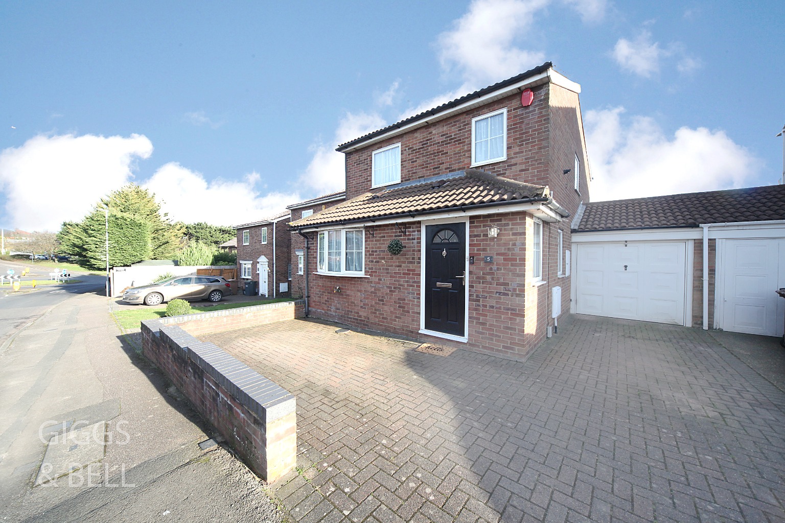 3 bed link detached house for sale in Raynham Way, Luton  - Property Image 1