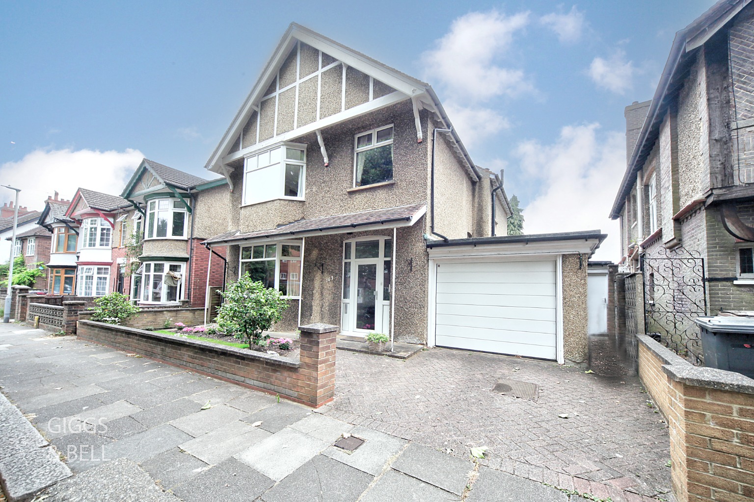 4 bed detached house for sale in Tennyson Road, Luton - Property Image 1