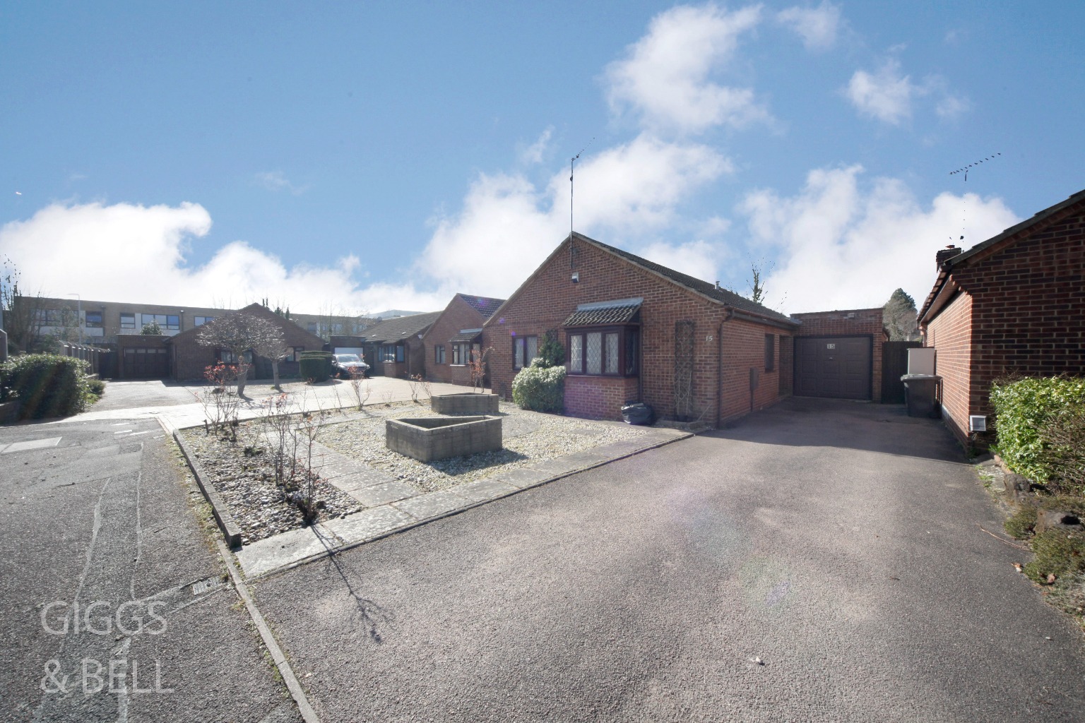 3 bed detached bungalow for sale in Abigail Close, Luton  - Property Image 1