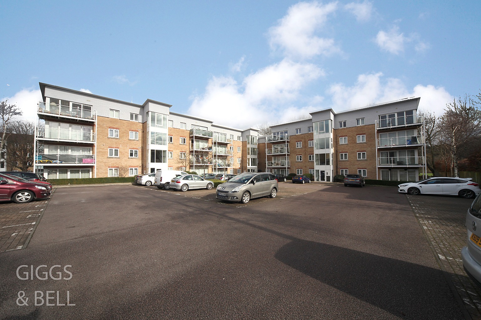 2 bed flat for sale in Primrose Close, Luton  - Property Image 1