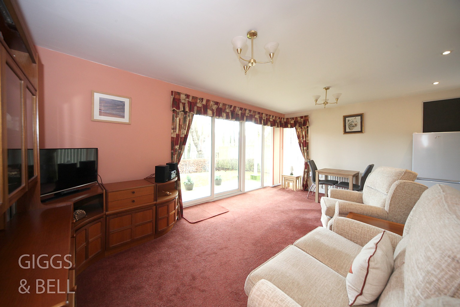 2 bed flat for sale in Primrose Close, Luton  - Property Image 3
