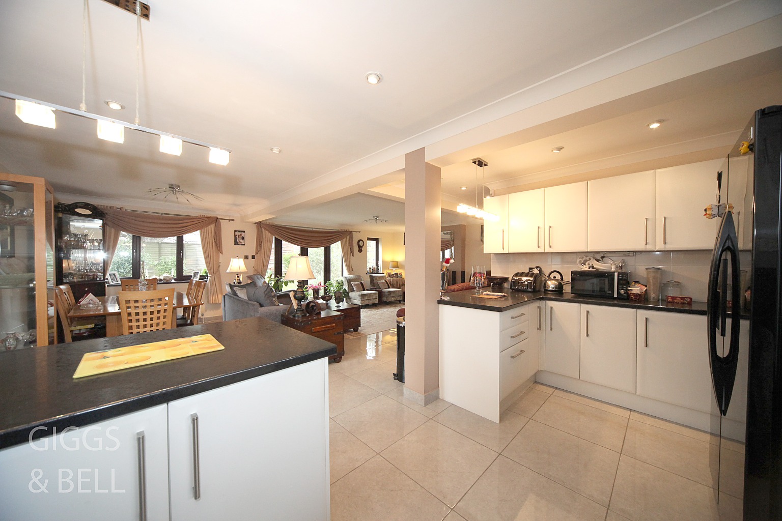 5 bed detached house for sale in Hart Hill Lane, Luton  - Property Image 2