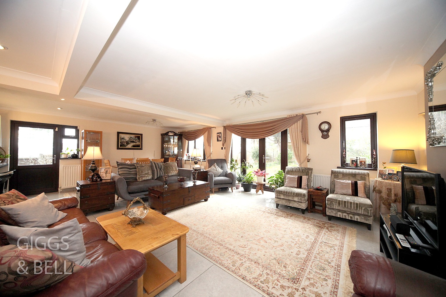 5 bed detached house for sale in Hart Hill Lane, Luton  - Property Image 3