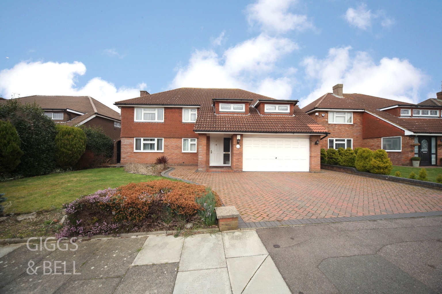 5 bed detached house for sale in Sunset Drive, Luton - Property Image 1