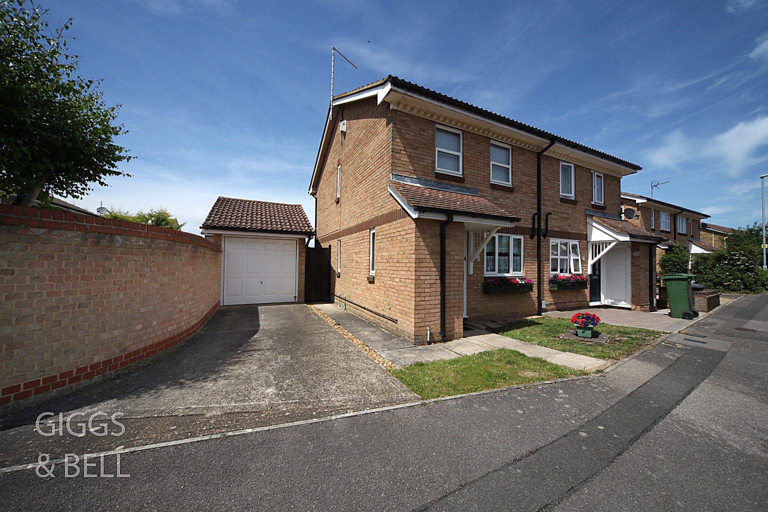 2 bed semi-detached house for sale in Rushall Green, Luton  - Property Image 2
