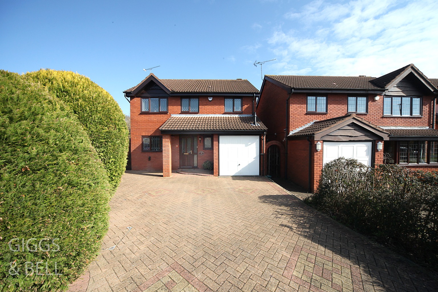 4 bed detached house for sale in Copthorne, Luton  - Property Image 1