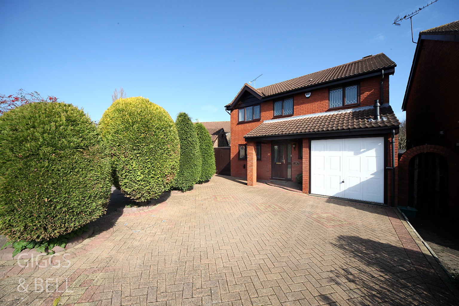 4 bed detached house for sale in Copthorne, Luton 1