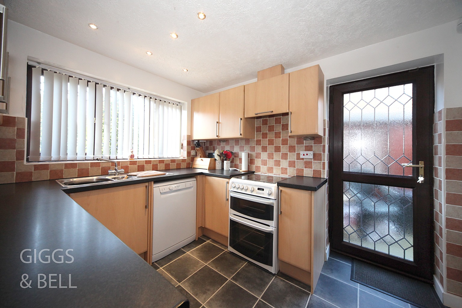 4 bed detached house for sale in Copthorne, Luton  - Property Image 5