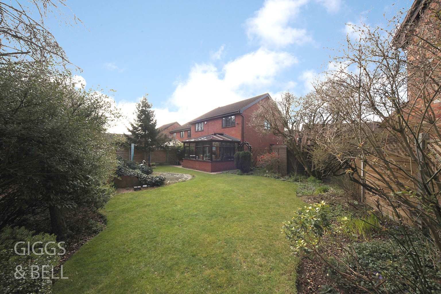 4 bed detached house for sale in Copthorne, Luton 25