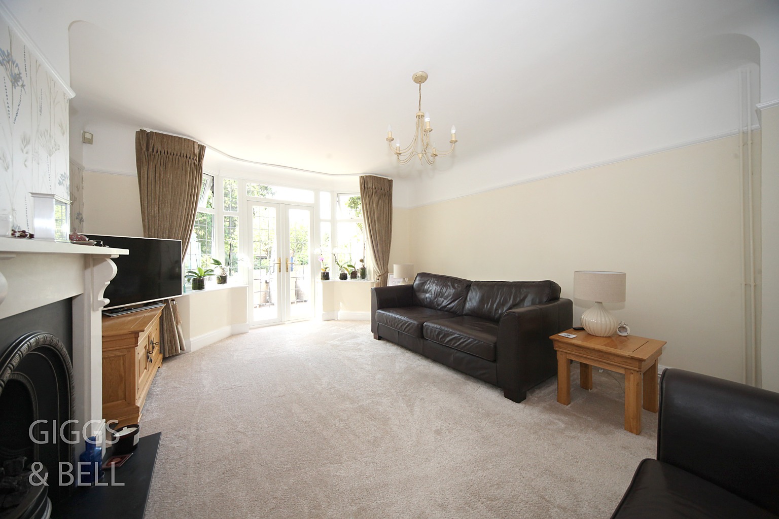 3 bed semi-detached house for sale in Knoll Rise, Luton  - Property Image 3