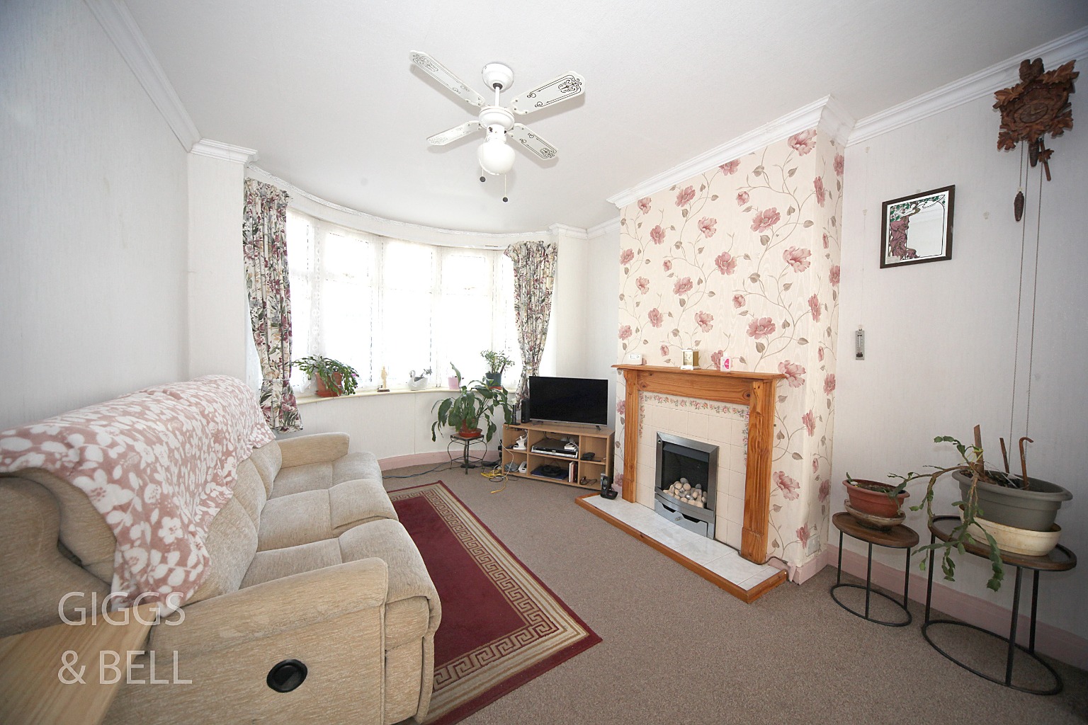 3 bed terraced house for sale in Chester Avenue, Luton 2