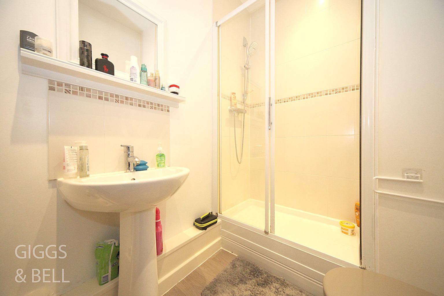 2 bed flat for sale in Holly Street  - Property Image 6